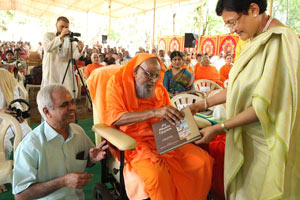 Smt Sheela Balaji presenting Sri Bhaktavijayam to Pujya Swamiji