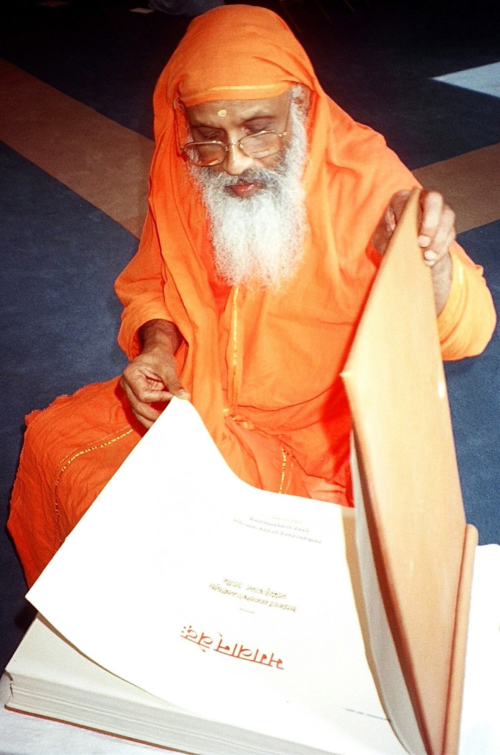 Pujya Swamiji with the Bhagavad Gita