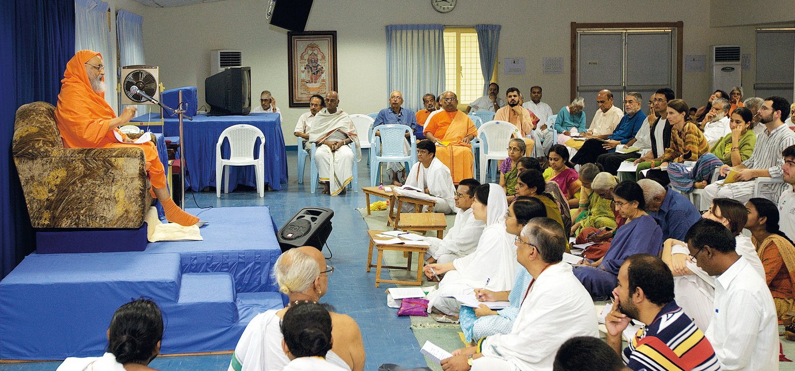 Pujya Swamiji teaching